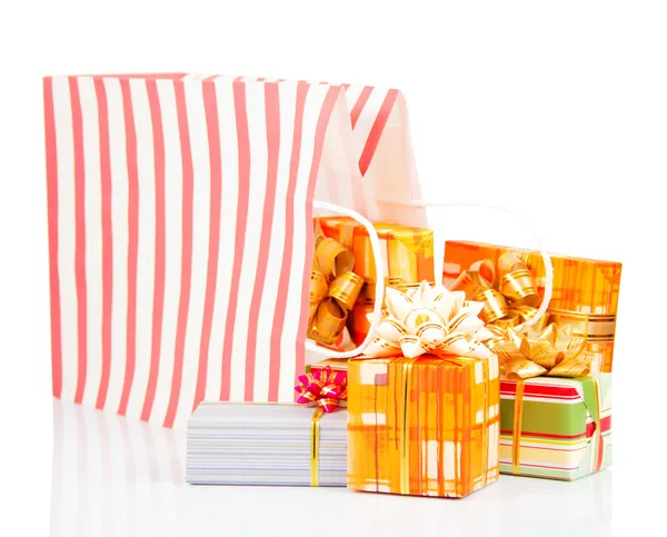 Paket üzerinde beyaz izole renkli hediye kutuları ile — Stok fotoğraf