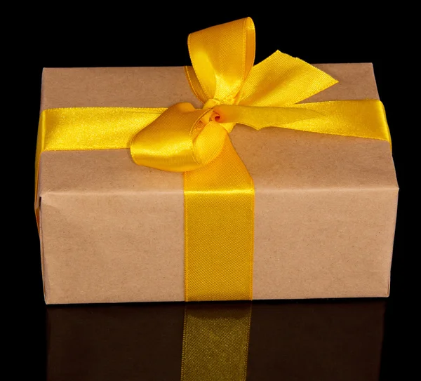 Coffret cadeau en papier kraft avec un noeud jaune — Photo