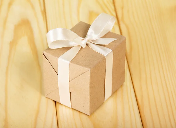 Caja de regalo de un papel kraft — Foto de Stock