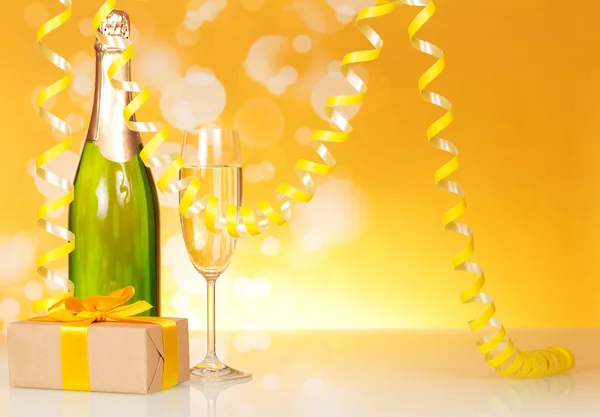 Şampanya, cam, hediye ve serpantin — Stok fotoğraf
