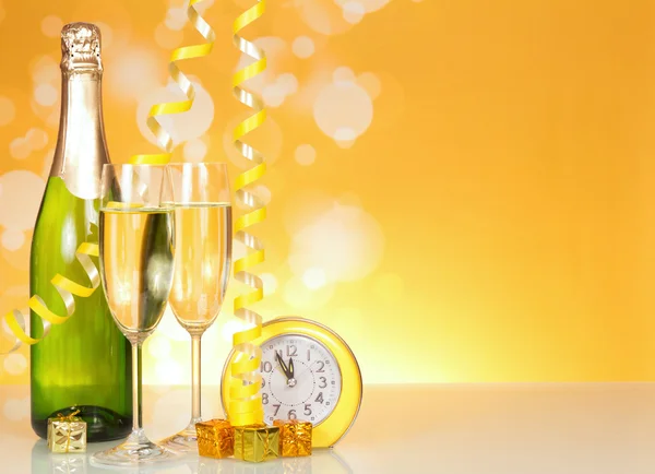 Champagne, glasses, hours — Stock Photo, Image