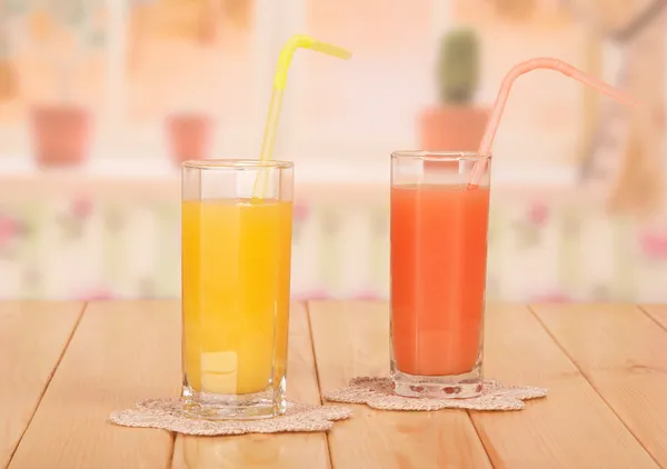 Deux verres avec jus d'orange et de pamplemousse — Photo