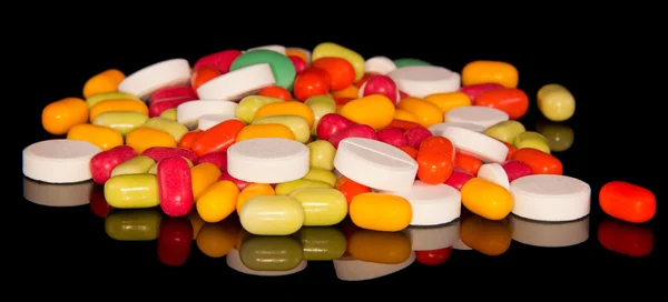 Punhado de comprimidos multicoloridos — Fotografia de Stock