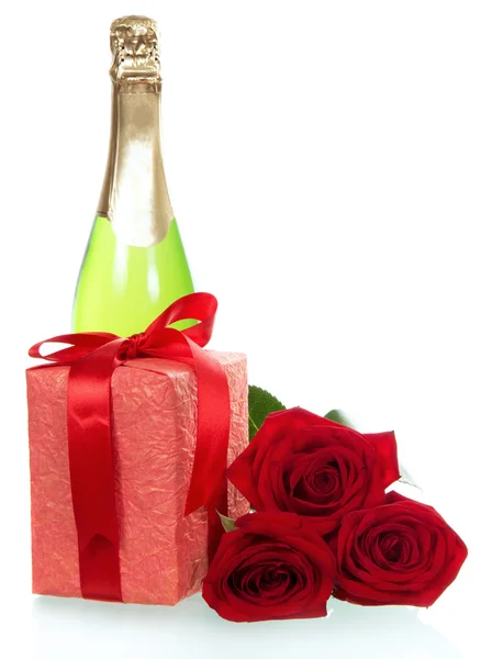 Rote Rosen, Geschenk und Flasche Champagner — Stockfoto