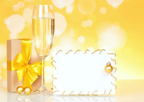 Flutes of champagne and empty card — Stock Photo, Image