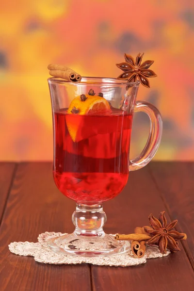 Verre de vin chaud sur la serviette — Photo