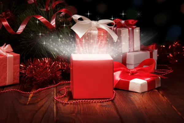 ? hristmas kutusu ve Noel tinsel