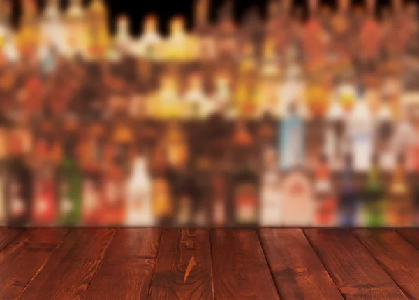 深色木桌子靠内部的酒吧 免版税图库图片