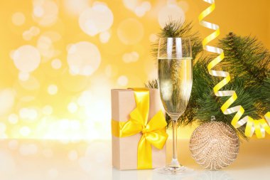 Şampanya hediye ve Noel ağacı