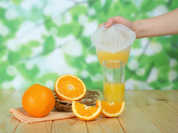 Glasse de jus d'orange, fruits et pichet — Photo
