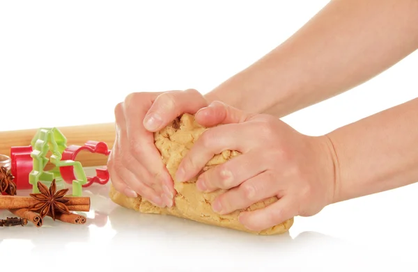 Руки замесить тесто для рождественского печенья — стоковое фото