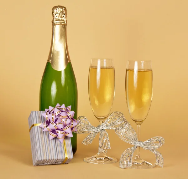 Bottle of champagne and wine glasses — Stock Photo, Image