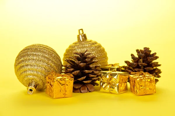 Piccole decorazioni natalizie e pigne — Foto Stock
