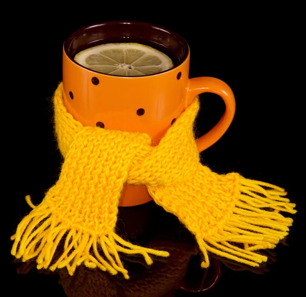 Tasse Tee mit Zitrone gebunden einen gelben Schal — Stockfoto