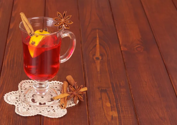 Cup of mulled wine that stands on lacy napkin — Stock Photo, Image