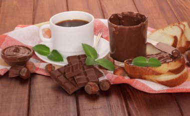 kahve ve Çikolata kremalı ekmek dilimleri