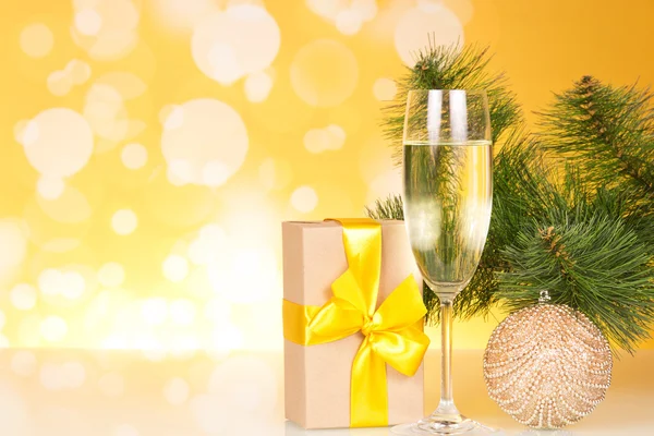 Champagne and gift box — Stock Photo, Image