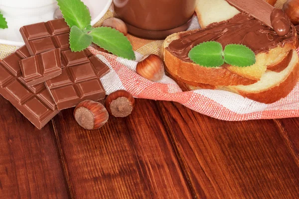 Menta y rebanadas de pan con crema de chocolate — Foto de Stock