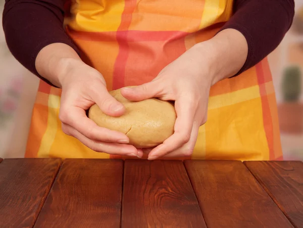 Woman rolls out the dough — Stock Photo, Image