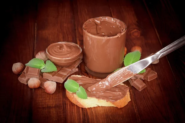 Rebanada de pan con crema de chocolate — Foto de Stock