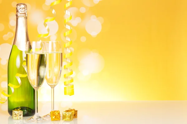 Champagne and gift box — Stock Photo, Image