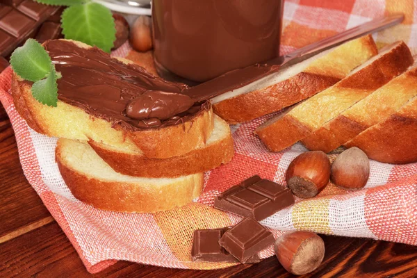 Rebanadas de pan con crema de chocolate — Foto de Stock