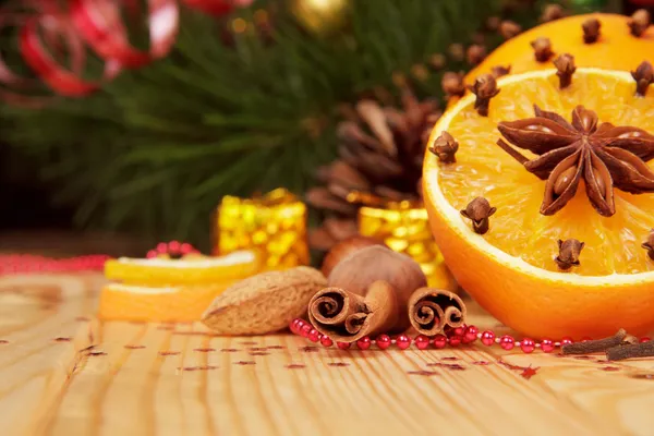 Kerstmis kruiden met oranje en decoratie op een houten bord — Stockfoto