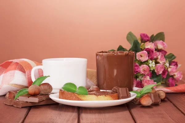 Rebanada de pan con crema de chocolate — Foto de Stock