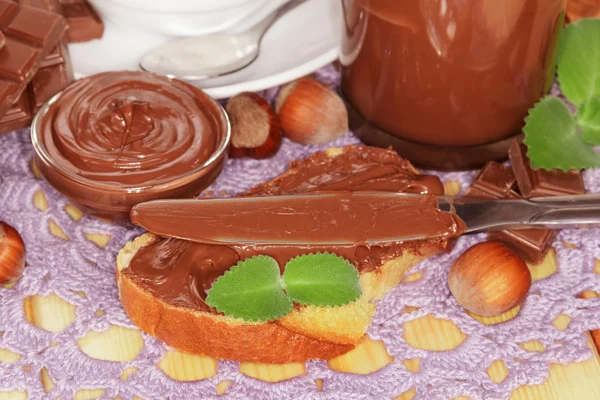 Krajíc chleba s čokoládovou šlehačkou — Stock fotografie
