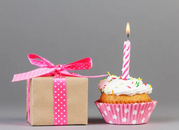 Cupcake with gift box — Stock Photo, Image