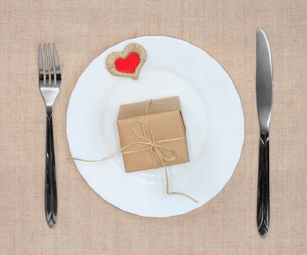 Coffret cadeau avec coeur rouge sur assiette — Photo