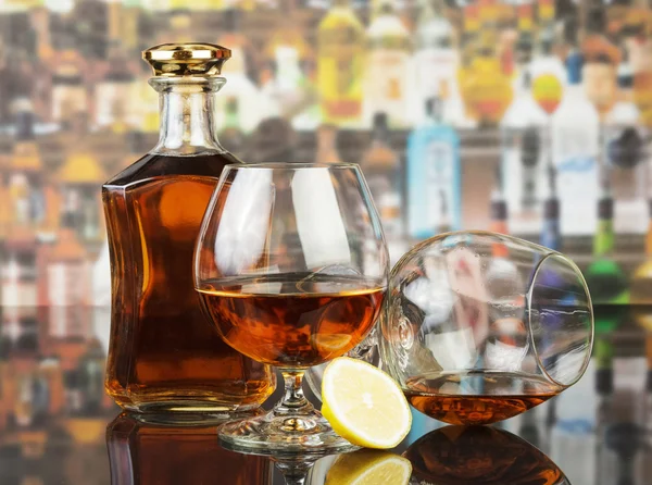 Whisky in Gläsern und Flaschen — Stockfoto