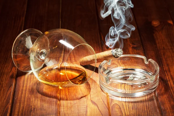 Whisky i cygara palenie — Zdjęcie stockowe