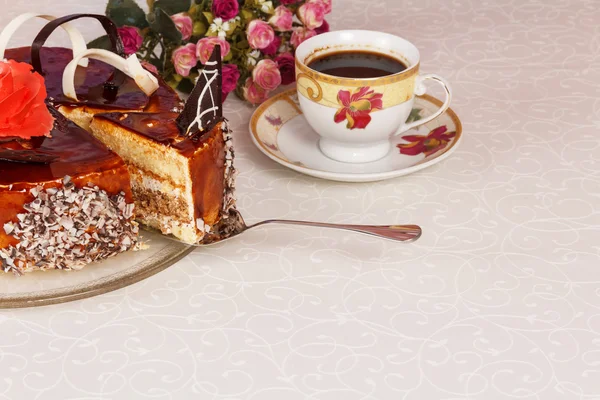 Çikolatalı kek ve bir fincan çay. — Stok fotoğraf