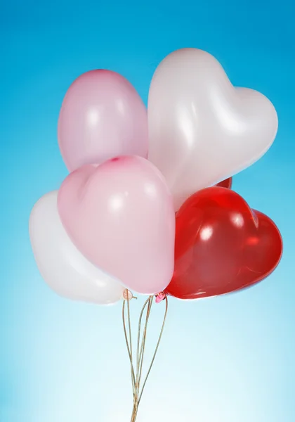 Kalp şeklinde beyaz balonlar — Stok fotoğraf