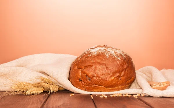 Домашний хлеб в полотенце — стоковое фото
