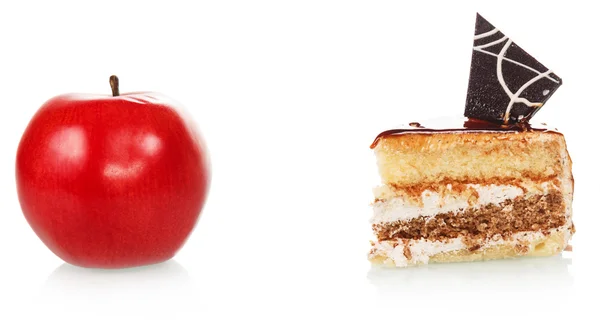 Шоколадный торт и яблоко — стоковое фото