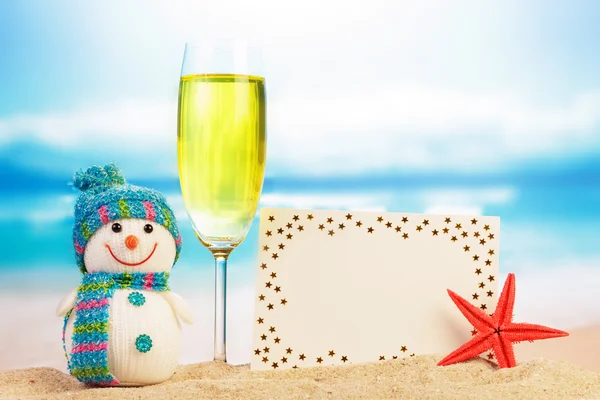 Снеговик, коктейль и открытка — стоковое фото