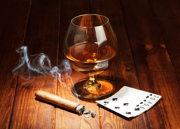 Cards, cigar and  glass of whisky Royalty Free Stock Photos