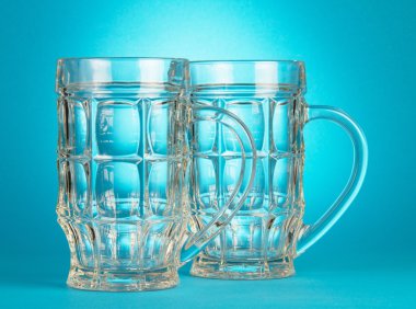 Boş bira bardakları