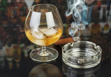 viski ve sigara puro