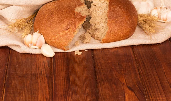 Pan con ajo y espigas de trigo — Foto de Stock