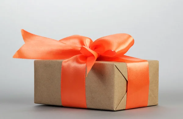 Presentförpackning med orange rosett — Stockfoto