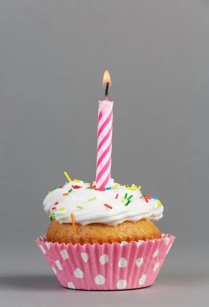 Cupcake mit Sahne und Kerze — Stockfoto