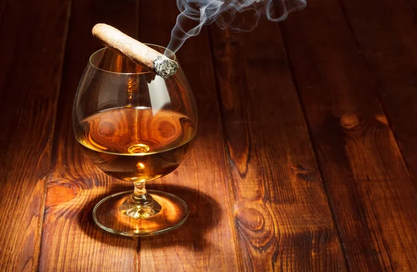 Whiskey and smoking cigar — Stock Photo, Image