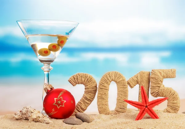 Cocktail, palla di Natale e cartello di Capodanno — Foto Stock