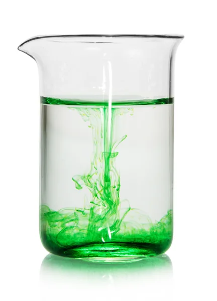 Kemiska kolven med grön vätska — Stockfoto
