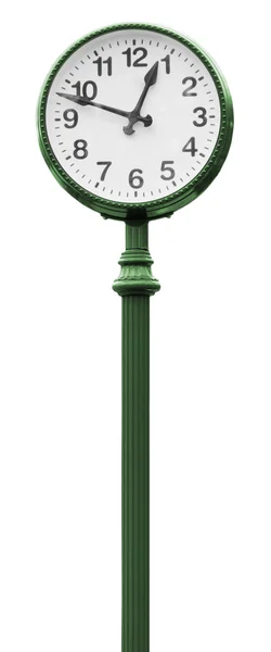 Зеленые часы на колонне — стоковое фото