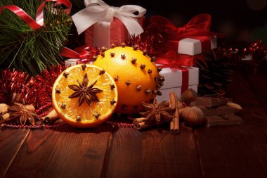 Noel ağacı süslemeler ve hediyelerle