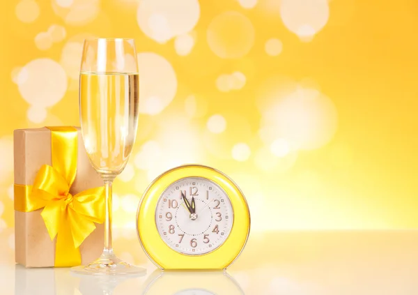 Champagne, gift clock showing time — Stock Photo, Image
